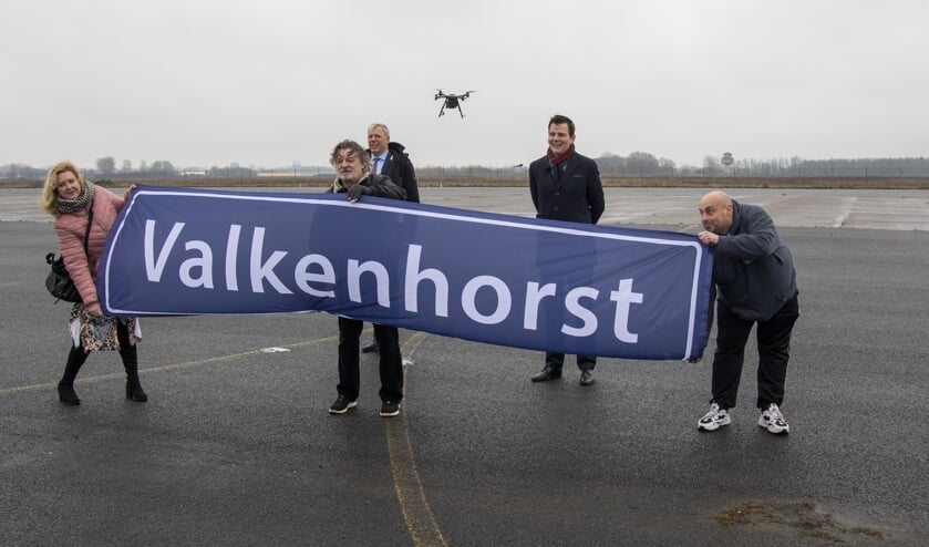 <p>De drie winnaars onthulden de naam onder toeziend oog van burgemeester Visser en wethouder Mostert. | Foto: Arie van Dijk Fotografie</p>