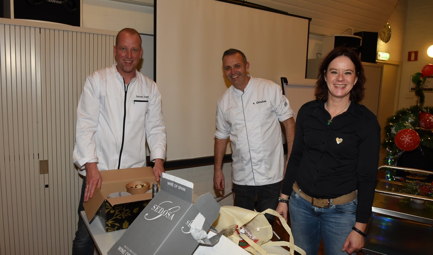 Koks Jeroen Jager en Patrick van Oosten vullen de dozen samen met Ivonne Janka. | Foto Jeroen Hiemstra