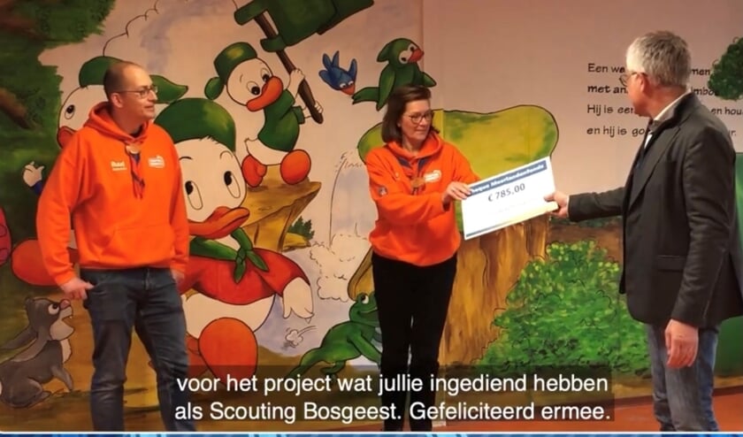 <p>Wethouder Sjaak van den Berg overhandigt de cheque. | Foto: still uit het filmpje.</p>  