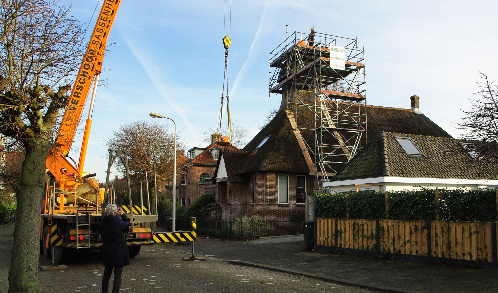 Een kraan hijst een deel van het pinakel omhoog. | Foto Willemien Timmers