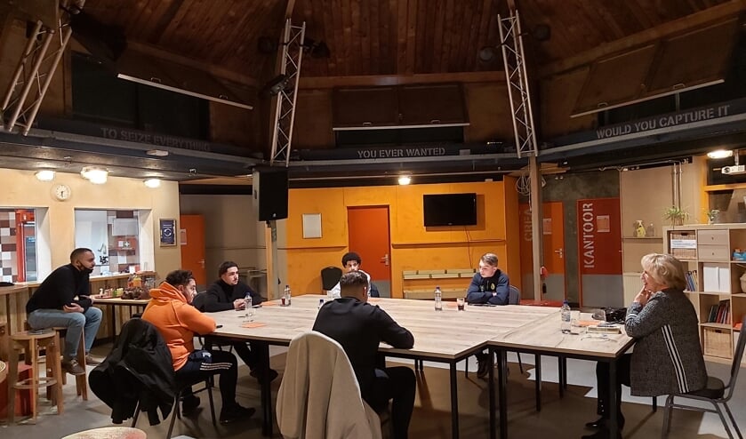 <p>Burgemeester Laila Driessen praat met Jonno, Dylhan, Younes, Menno en Kerem. Geheel links zit jongerenwerker Mimoun.</p>