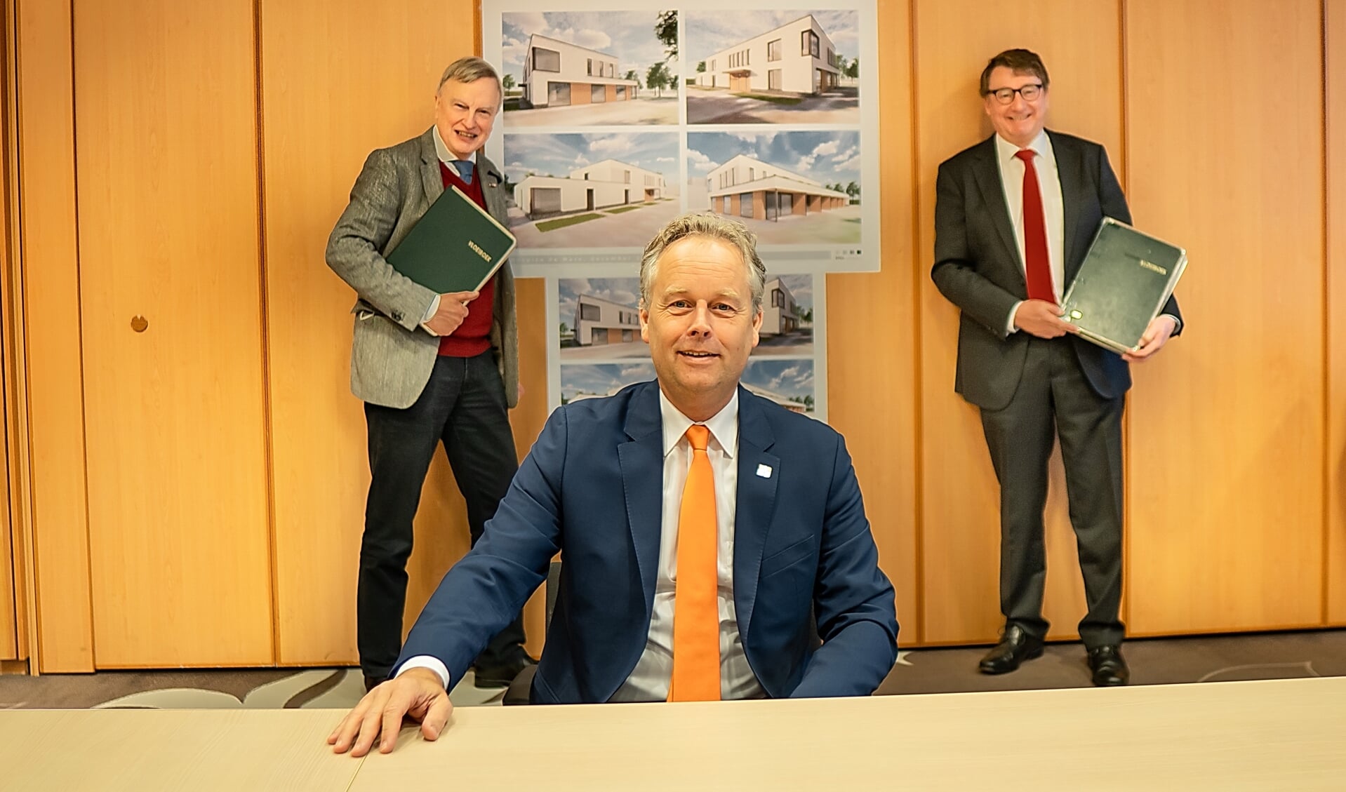 De Leiderdorpse wethouder Willem Joosten (zittend) heeft net de overeenkomst getekend met bestuurders Roeland van Velzen (links) en Jules de Vries van hospice De Mare.