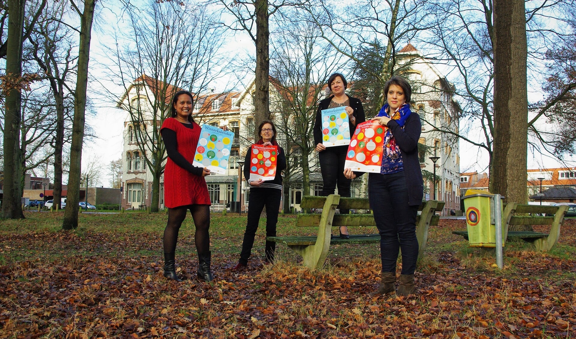 Adinda Heemskerk, Mirjana Pannekoek, Femke Vermeer en Sietske Steenbergen met de kalender. Doortje van Helden ontbreekt op de foto. | Foto
