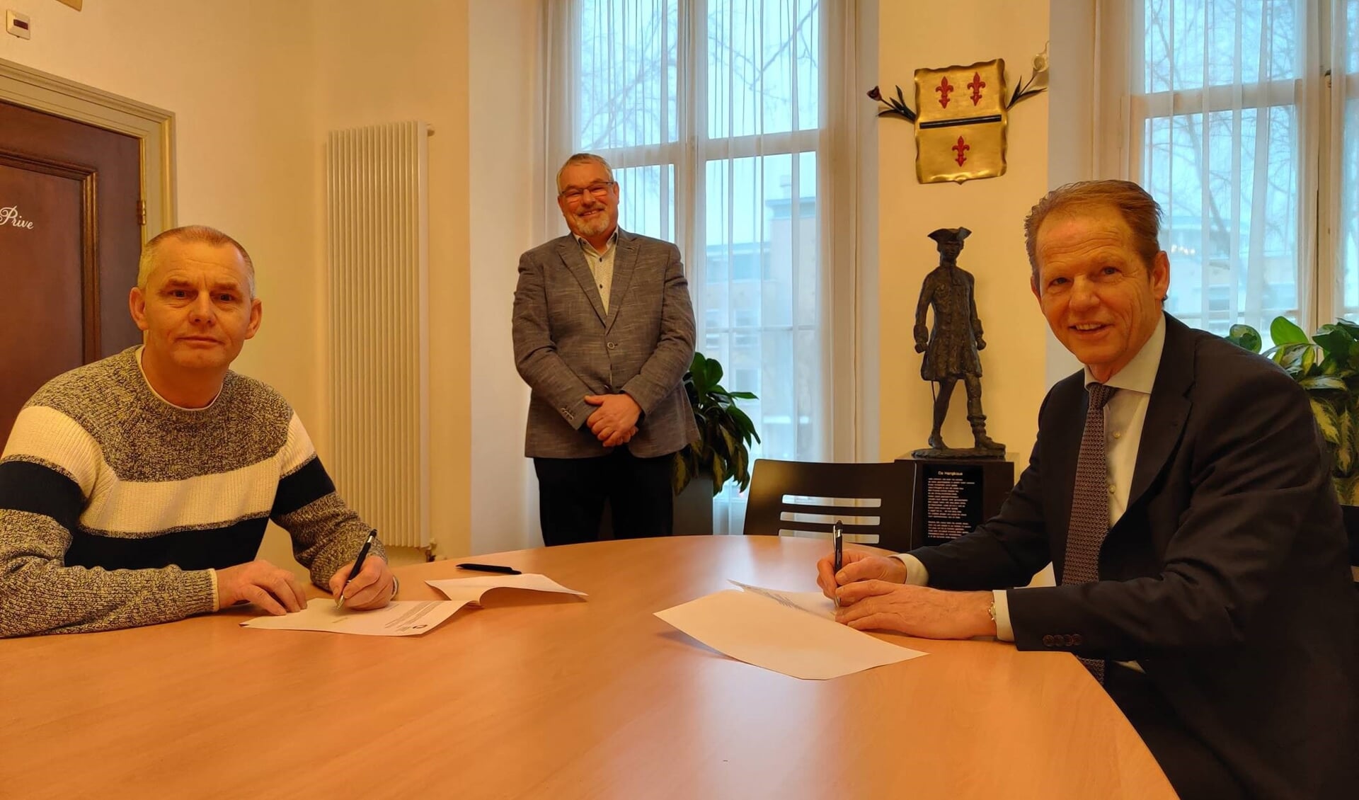 Ad van den Heuvel, Arie Harrewijn en rechts burgemeester Arie van Erk. | Foto: pr