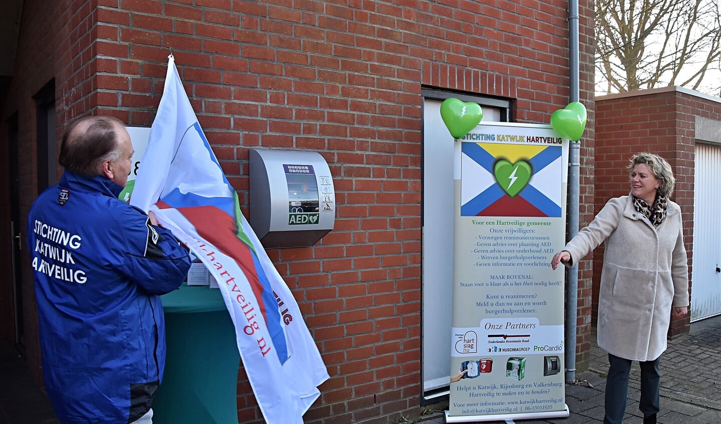 Henk van Elten en wethouder Carien van Starkenburg onthullen de 100ste AED. | Foto: Piet van Kampen