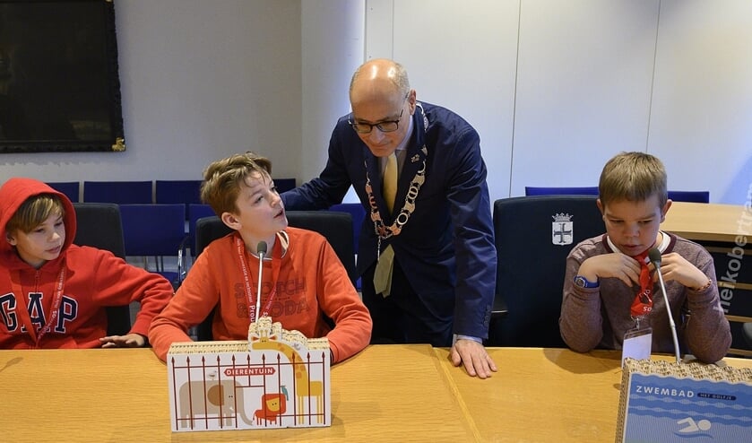 Scholieren in overleg met burgemeester Emile Jeansch.