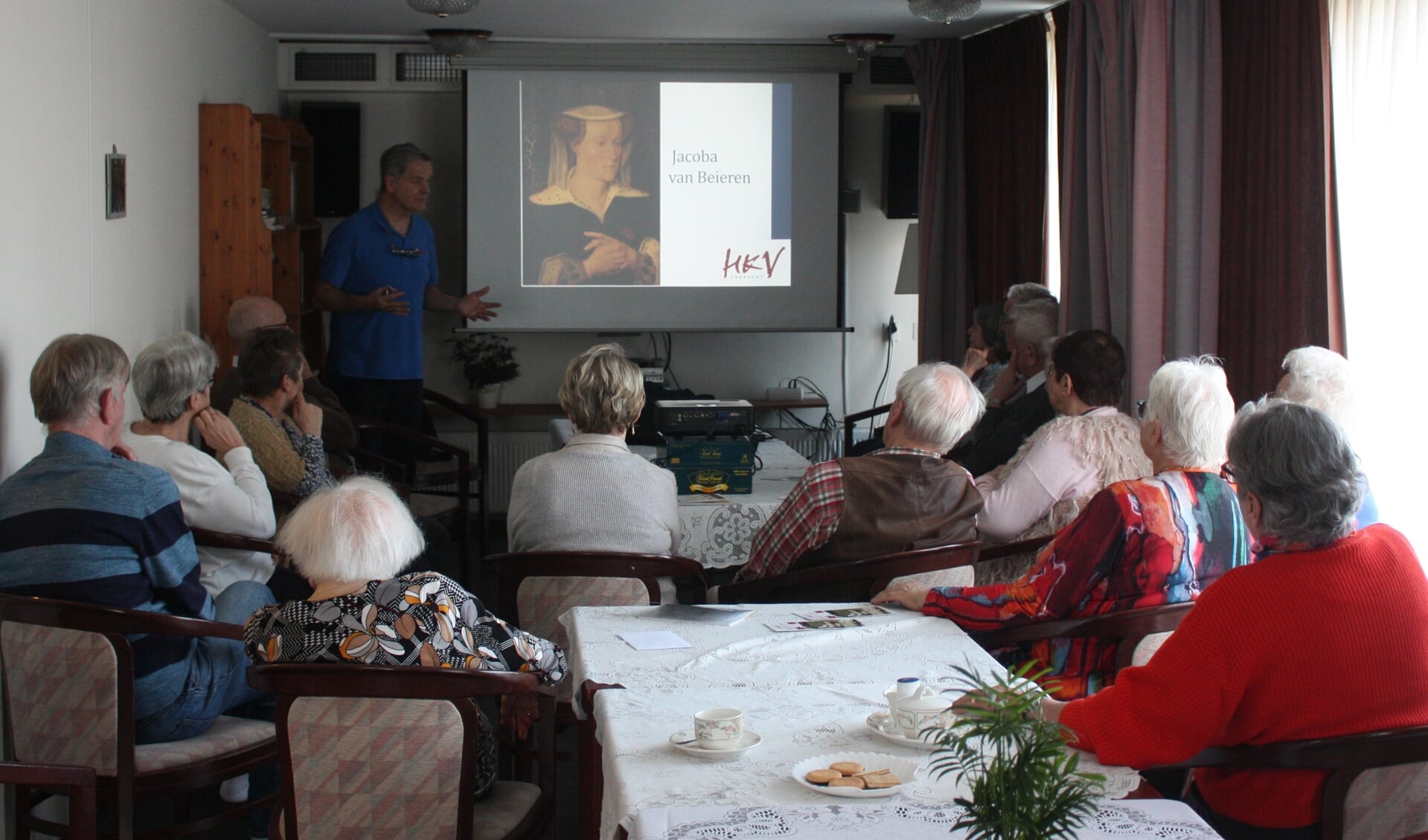 Kees den Elzen geeft namens de HKV een presentatie over de geschiedenis van Voorhout. 