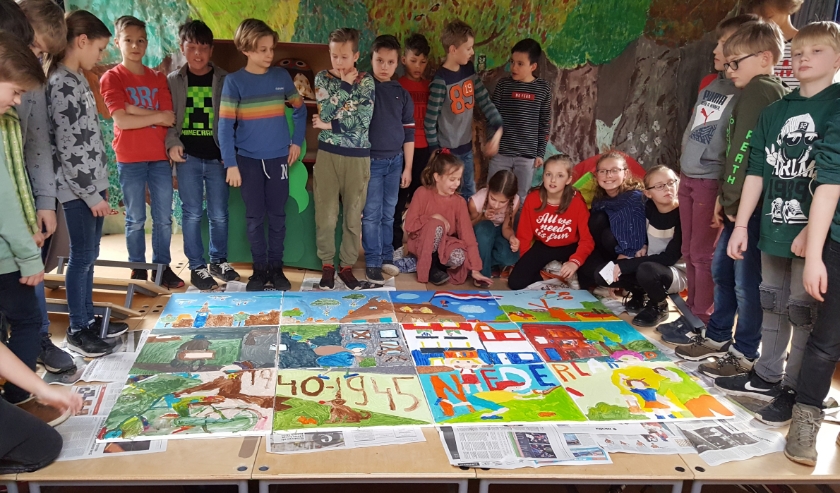 Leerlingen van de Achtbaan bij hun kunstwerken. | Foto: pr.
