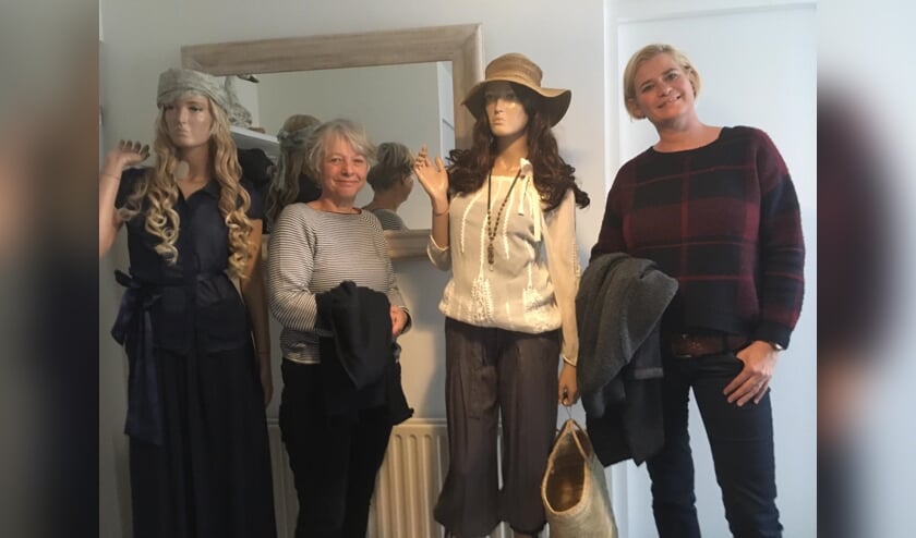 Esther Plug (rechts) en Margreet Dingemanse bij twee paspoppen met tweede kans kleding. | Foto: PR