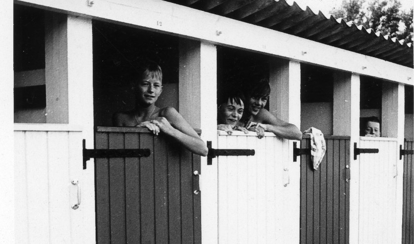 De badhokjes bij het zwembad bij de B.N.S in 1964.