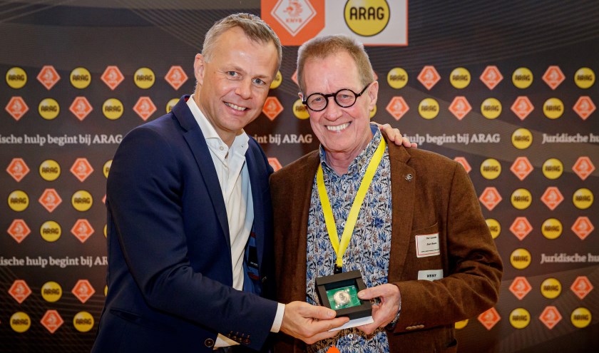 Bjorn Kuipers overhandigt de toss munt aan Jan Roos (r).