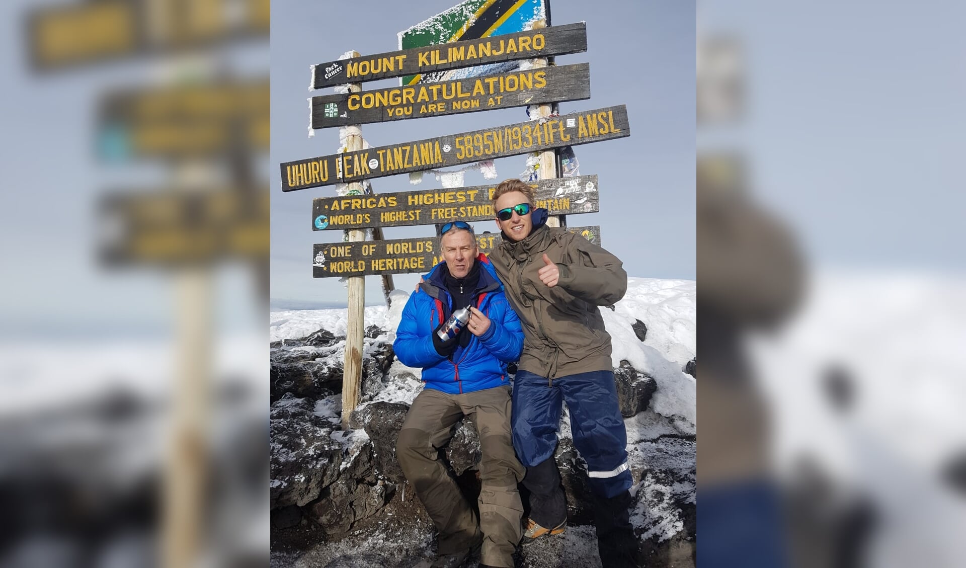 Jojan Froeling bereikt na vijf dagen klimmen, samen met zijn zoon, de top van de Kilimanjaro. | Foto: pr