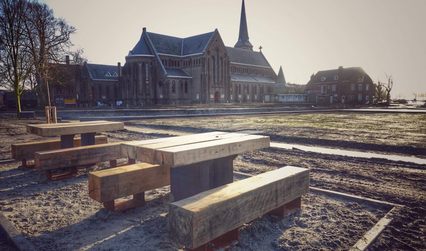 De nieuwe banken en tafels in het Van Nispenpark. Nu is het nog kaal, maar op de site van de gemeente is te zien hoe het er straks uit ziet (rechts onder) | Foto: Tony Whelan.