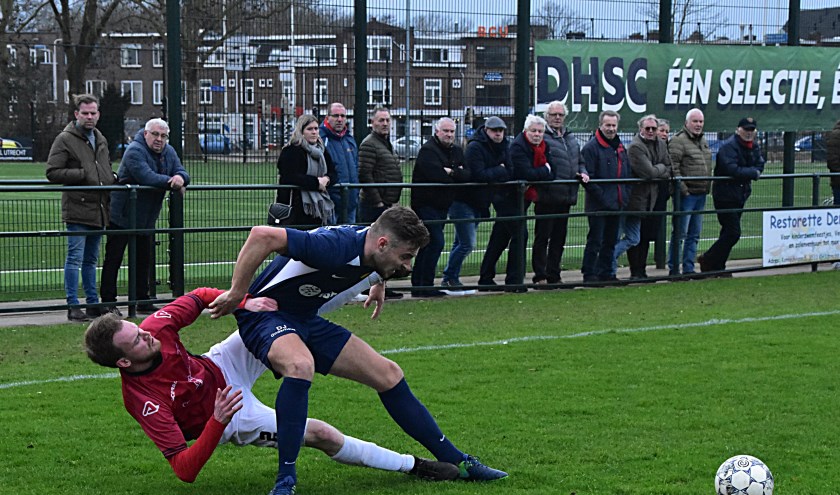Dirk Jan van den Oever in fel gevecht met Tom de Klein. | Foto: Piet van Kampen