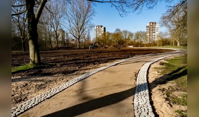 Langs het pad zijn stroken met grastegels gelegd.