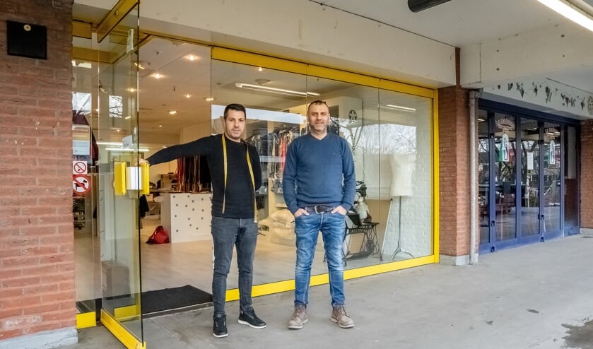 Umit Arslan met een van zijn medewerkers voor het nieuwe pand van De Witte Schaar.