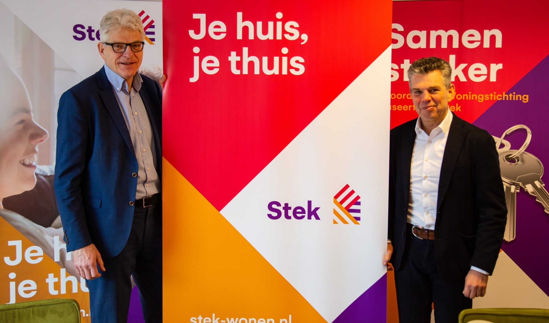 Bestuurders Hans Al (l) en Willem van Duijn presenteren de nieuwe huisstijl van de fusiecorporatie Stek. 