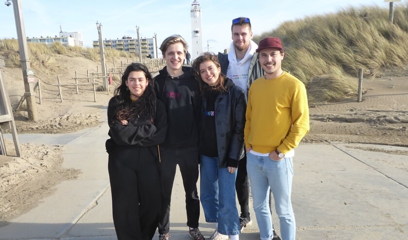 Freek Donkers (2e van links) met medestudenten die helpen bij de tot stand koming van de film. | Foto: Ïna Verblaauw