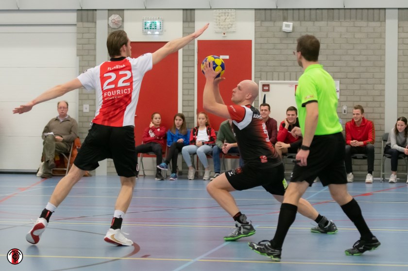 Dos'46-speler Max Malestein (r) werd gekozen tot speler van de wedstrijd.