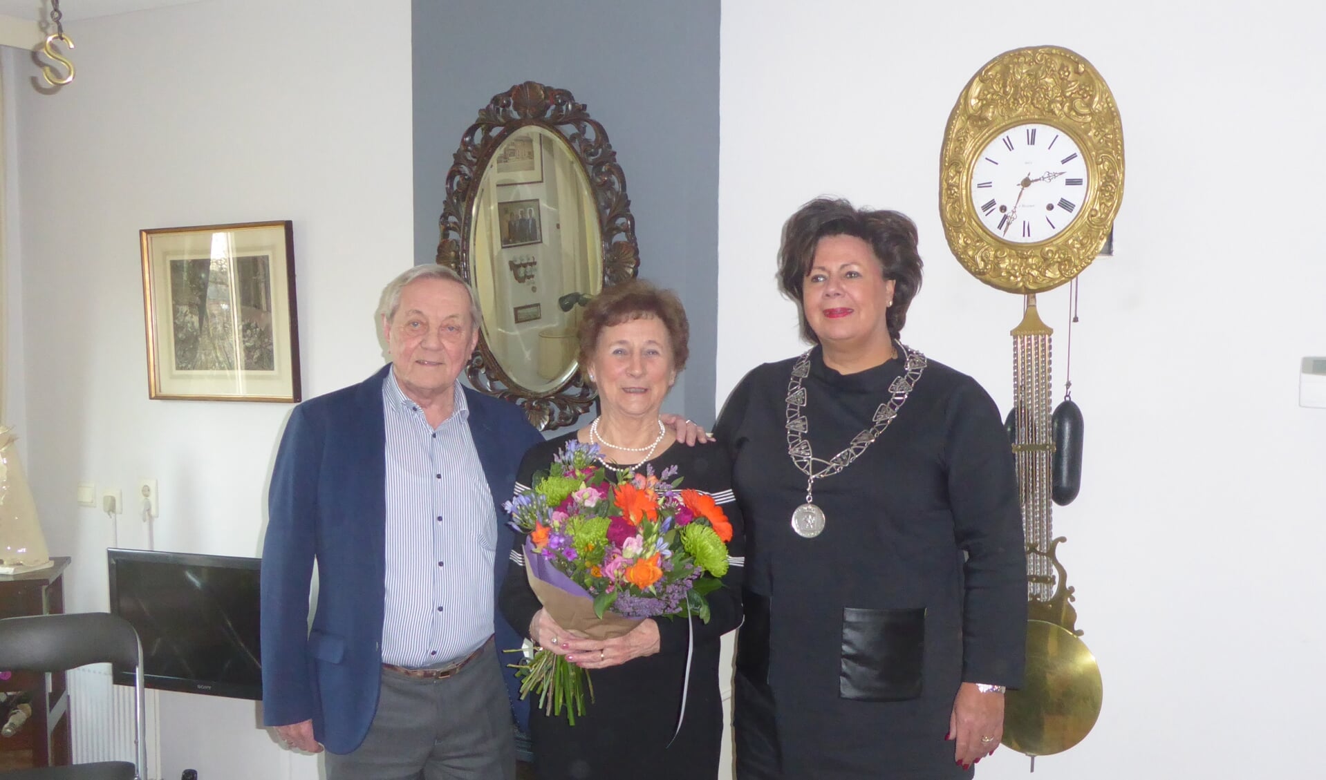 Het diamanten echtpaar samen met burgemeester Wendy Verkleij. | Foto: Ina Verblaauw.