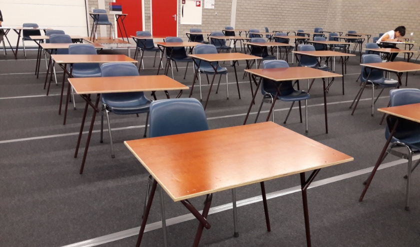 Leerlingen van het Rijnlands Lyceum maken hun schoolexamens in sporthal De Korf, normaal gesproken zijn hier alleen de centrale eindexamens, zoals op de foto van vorig jaar te zien is.| Foto: archief