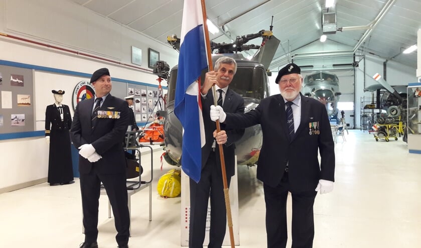 Dirk Megchelse geeft MLD-vlag over. | Foto Traditiekamer MLD