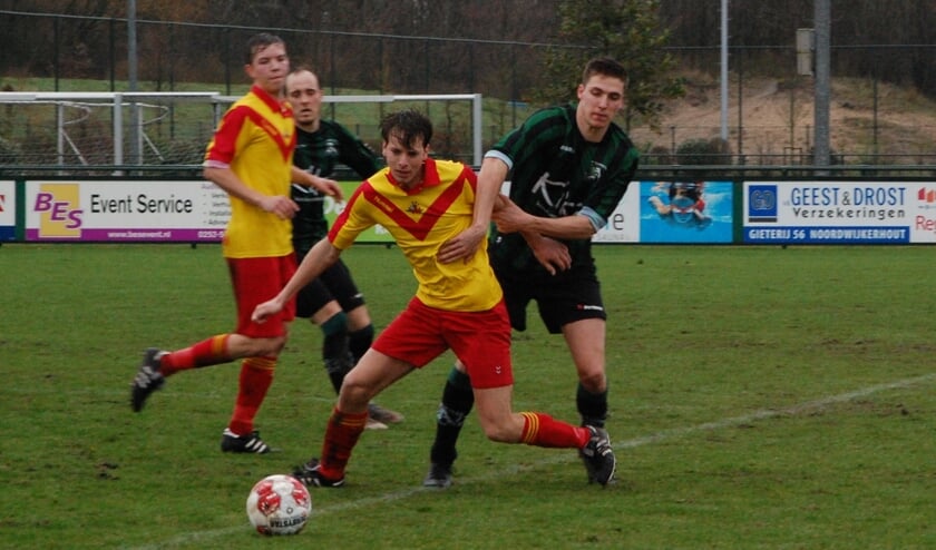 Koen van der Linden in duel met Job van Saase van Alliance. | Foto: Trudy van den Berg.