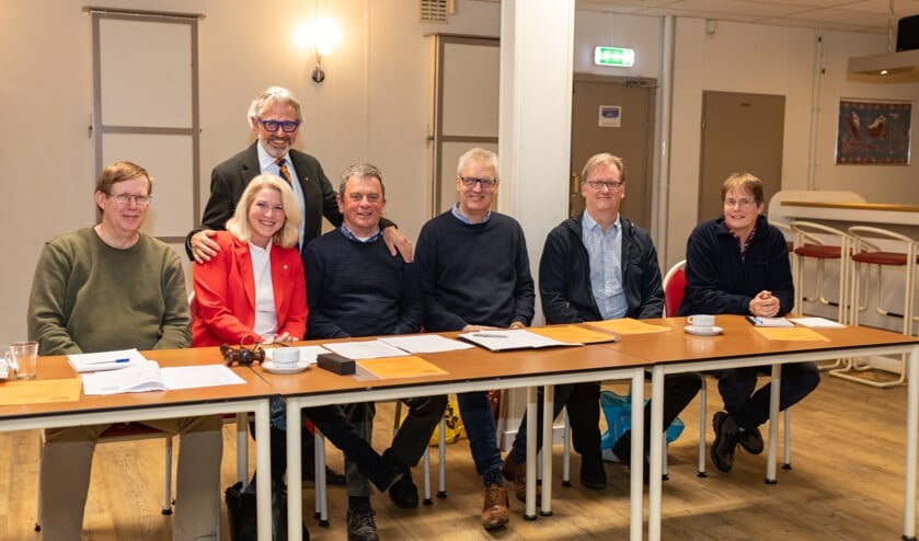 Achter het nieuwe bestuur Joop Verdonk, die overigens vorig jaar al als voorzitter aftrad, maar nog een jaar meehielp. |