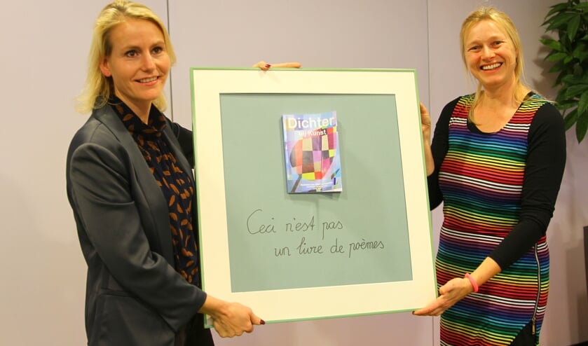 Drie jaar was Alida van Leeuwen (r) dorpsdichter. Haar werk is nu gebundeld en te koop.