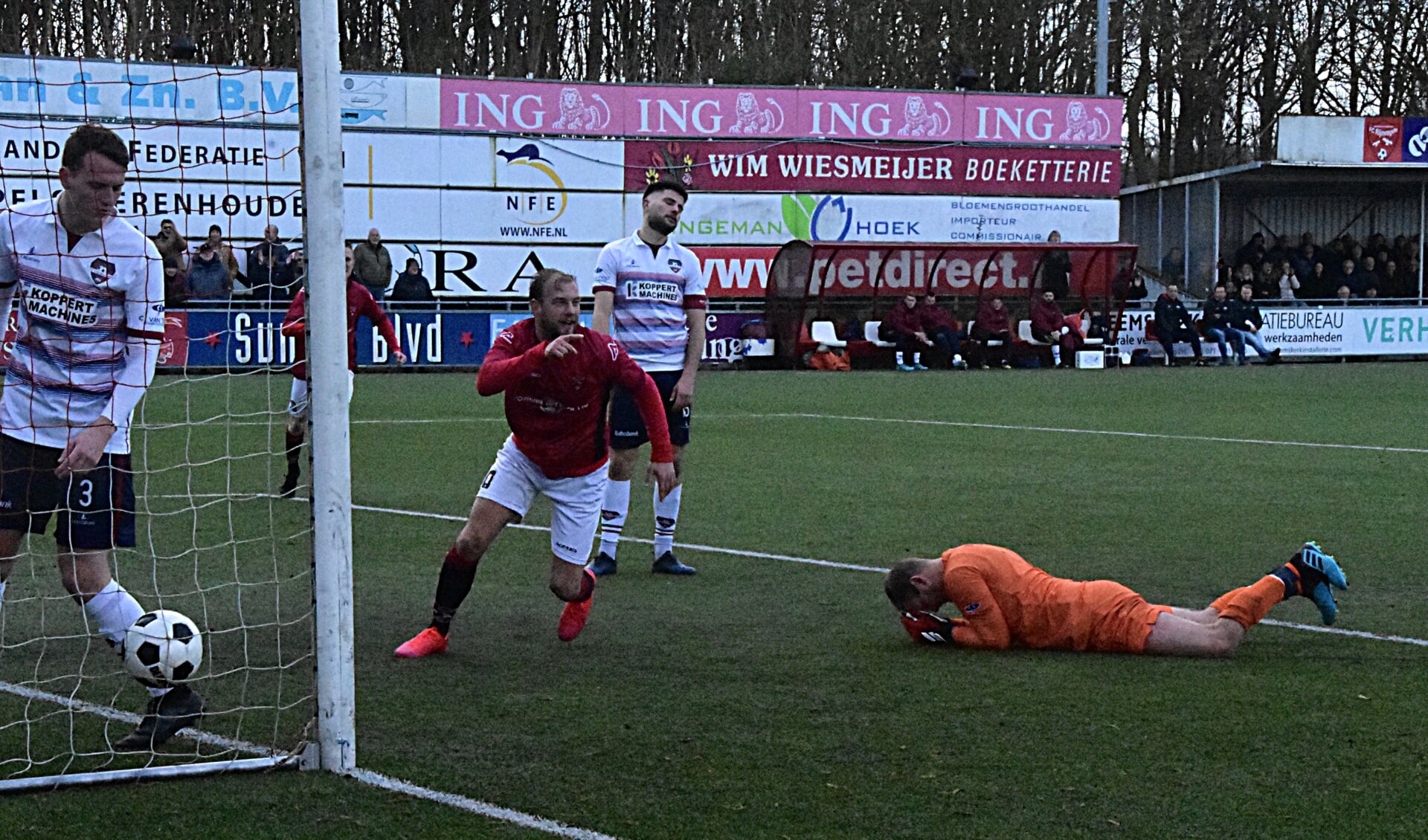 Romano van der Stoep heeft zojuist de 2-1 gescoord. | Foto: Piet van Kampen