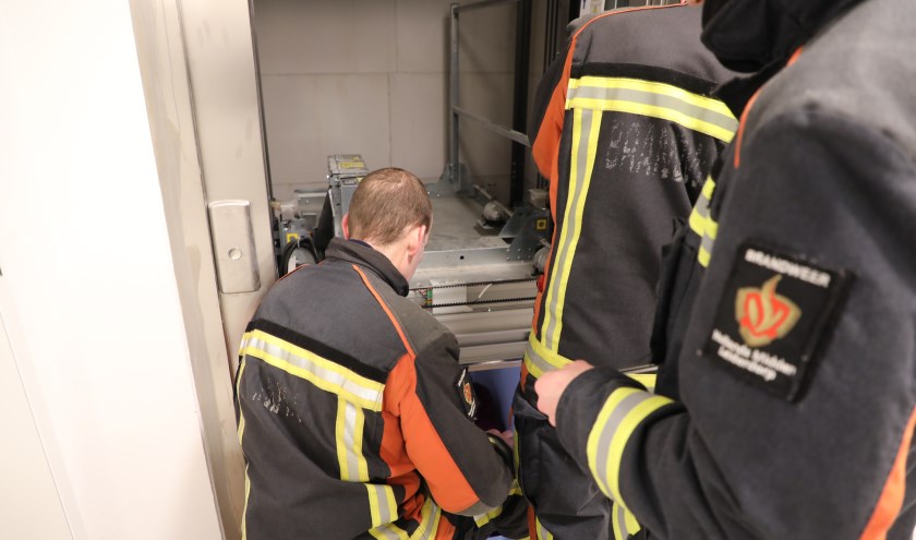 De brandweer kon de twee vrouwen na ongeveer een uur uit de vastgelopen lift helpen.