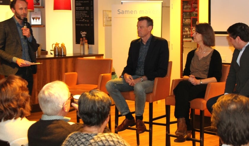 Presentator Gert van ’t Hof wist vragen en antwoorden goed samen te vatten. | Foto: WS