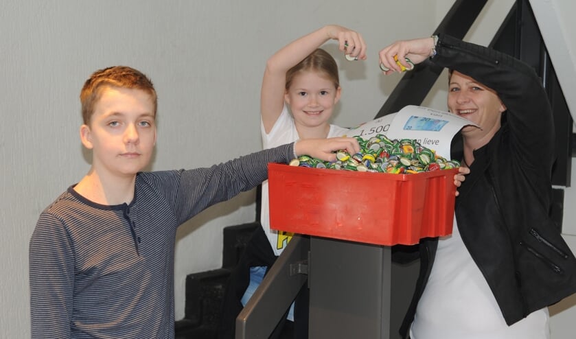 Jesse, Anne (zusje) en een trotse moeder Jolanda bij de nu al veel te kleine krat.