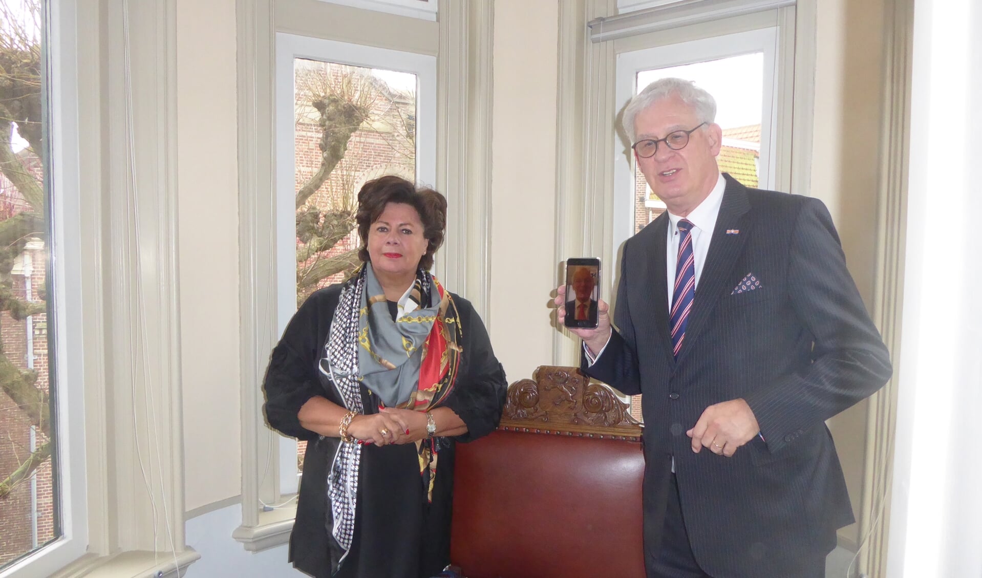 Burgemeester Wendy Verkleij en Hans van der Sluijs met op de iPhone Jan Rijpstra. | Foto: Ina Verblaauw