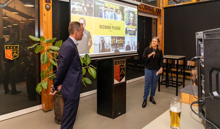 Caroline Vink kondigde Richard Plugge aan als spreker.