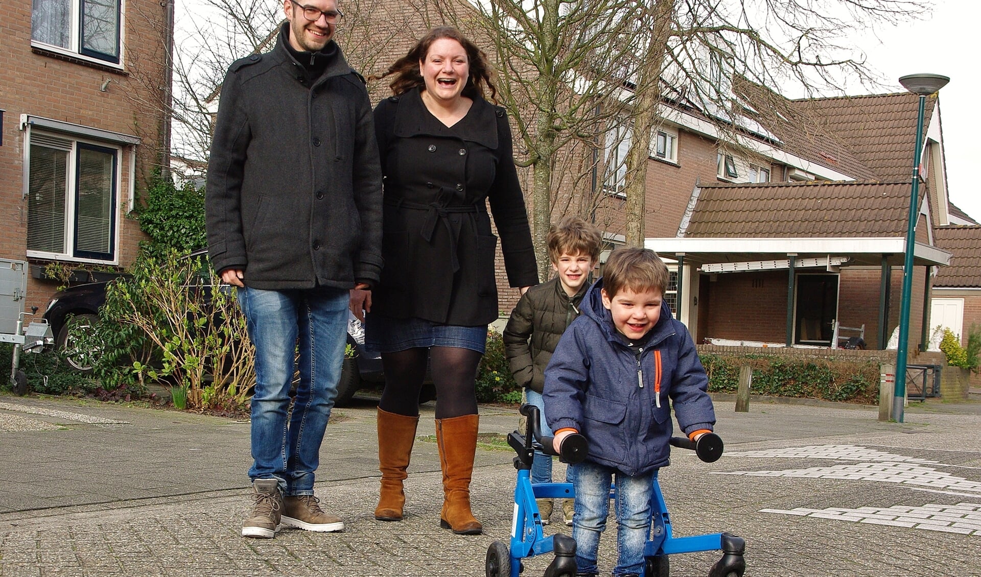 Joost, Karin en Joris kijken toe terwijl Tobias ervandoor gaat met zijn rollator. | Foto Willemien Timmers