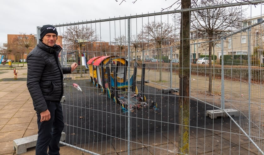 Buurtbewoner Robbin Vieveen bij het vernielde speeltoestel. | Archief