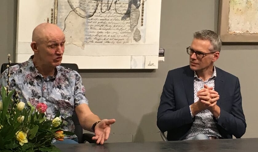 Piet Camman (l) vertelt over zijn leven op de Willem van den Bergh. Rechts geestelijk verzorger Marco van Delft. | Foto: pr.