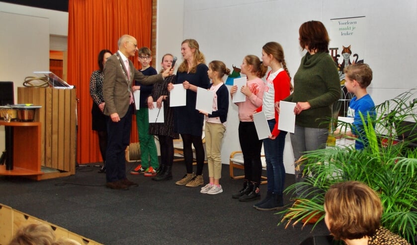 Burgemeester Jaensch installeerde de nieuwe bibliotheekcommissie van De Lichtwijzer.