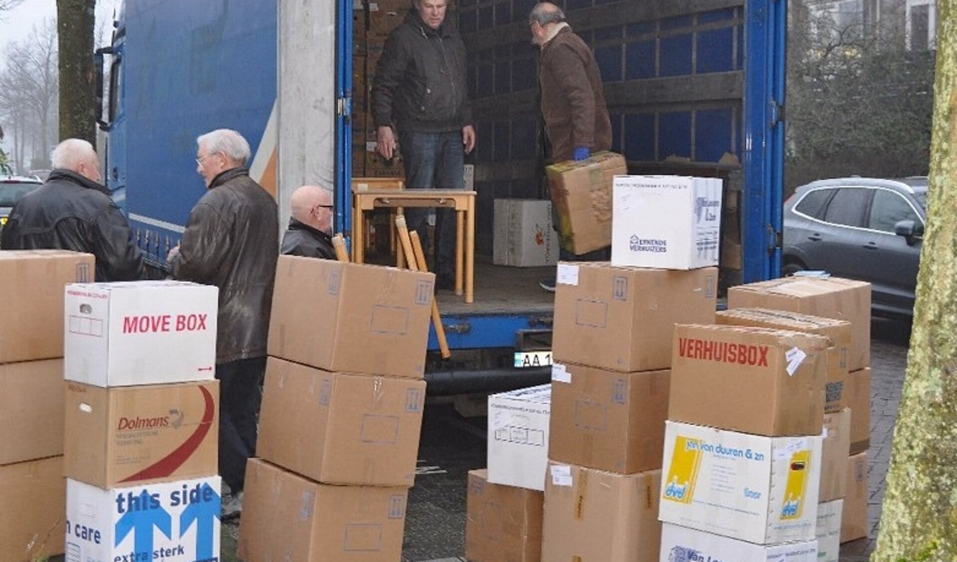 Vrijwilligers laden de in totaal 556 dozen in voor het kledingtransport naar Oekraïne. | Foto: pr./Henk Maat