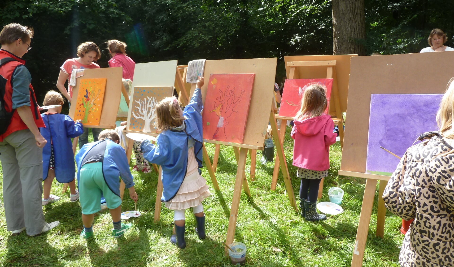 Lekker schilderen in de natuur tijdens Kunst voor Kids. | Foto: archief