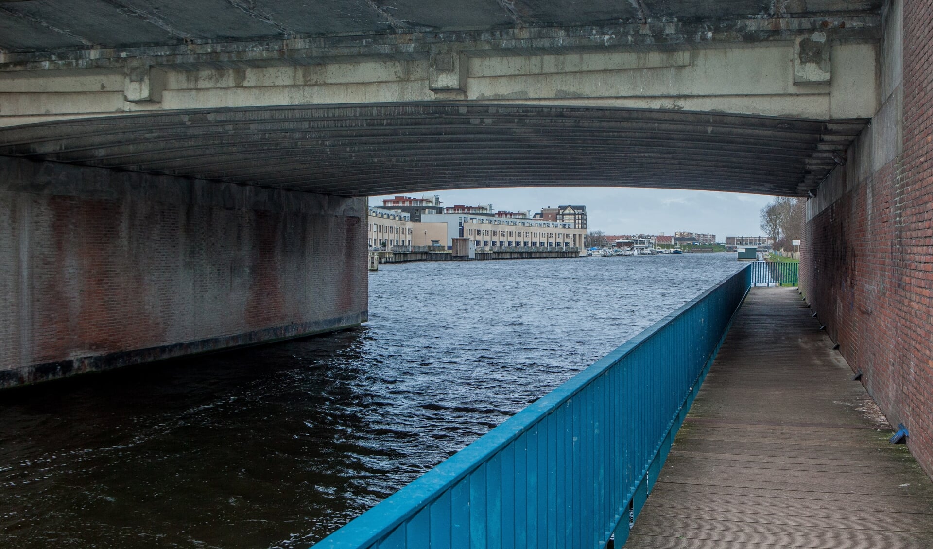 De watersportondernemingen willen in het hoogseizoen doorvaart houden onder de Koningin Julianabrug. | Foto: Adrie van Duijvenvoorde