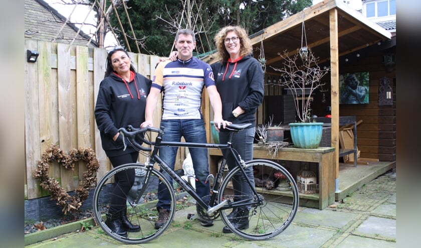 Alpe d'HuZesTeam De vrienden van de Bollenstreek: Shamca Janssen, Ronald van Aken en Mariëlle Elsgeest. Cindy van Wichen ontbreekt. | Foto: Piet de Boer