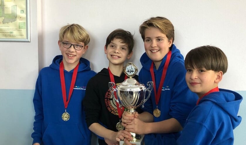 Het winnende team met de wisselbeker met vlnr: Olivier, Willem, Flor en Anton. | Foto: pr.
