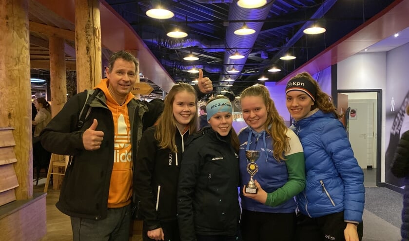 Rianne Koot, Patricia Koot, Avery Heemskerk en Pien Hersman. Links hun trotse gymdocent dhr. Koppert.