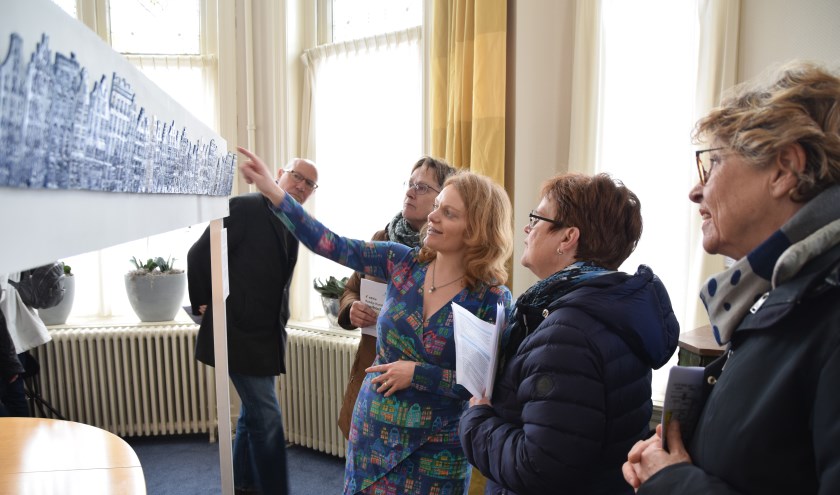 In het notariskantoor vertelt kunstenares Alexandra Breeze over haar keramiek. | Foto: Esther Luijk