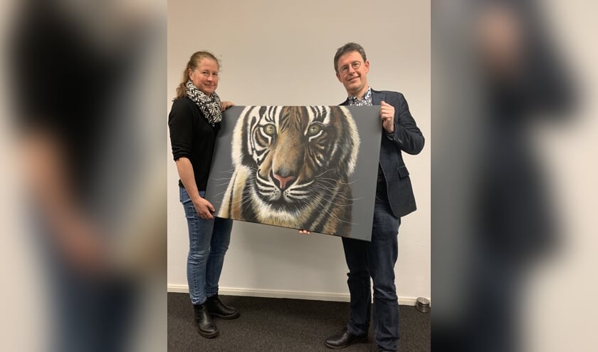 Enrike van der Linden en haar broer Max van der Zwaag maken samen kunst: zij schildert, hij schrijft er een gedicht bij. | Foto: pr.