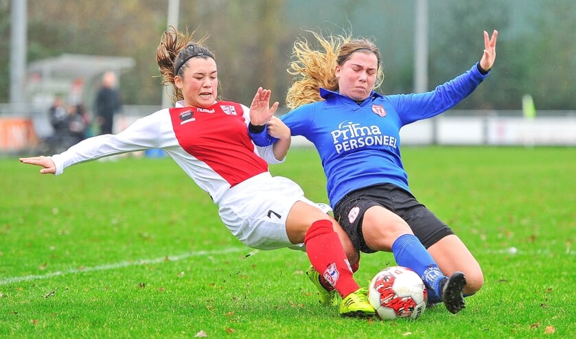 Jill Sanrodji van RCL (l.) in fel duel met Esmee Buma van The Knickerbockers.