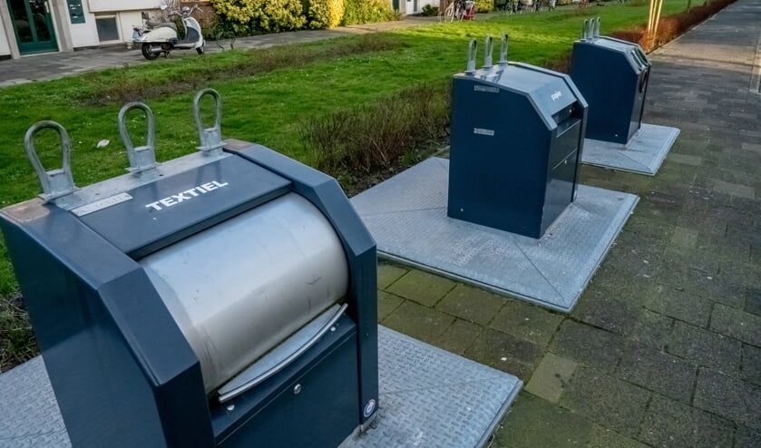 De voormalige PMD container op de hoek van de Splinterlaan en de Pinksterbloem is nu een textielcontainer.
