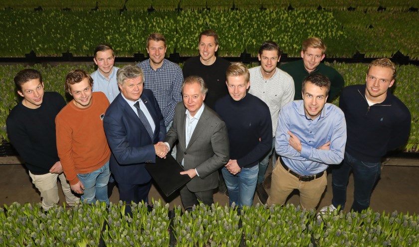 Wethouder Kees van der Zwet (Gemeente Lisse) en Lars Flinkerbusch (Economic Board Duin- en Bollenstreek) bezegelen de nieuwe deal met een handdruk bijgestaan door Andries Middag (Greenport Duin- en Bollenstreek) en een delegatie van de Agrarische Jongeren Duin- en Bollenstreek.